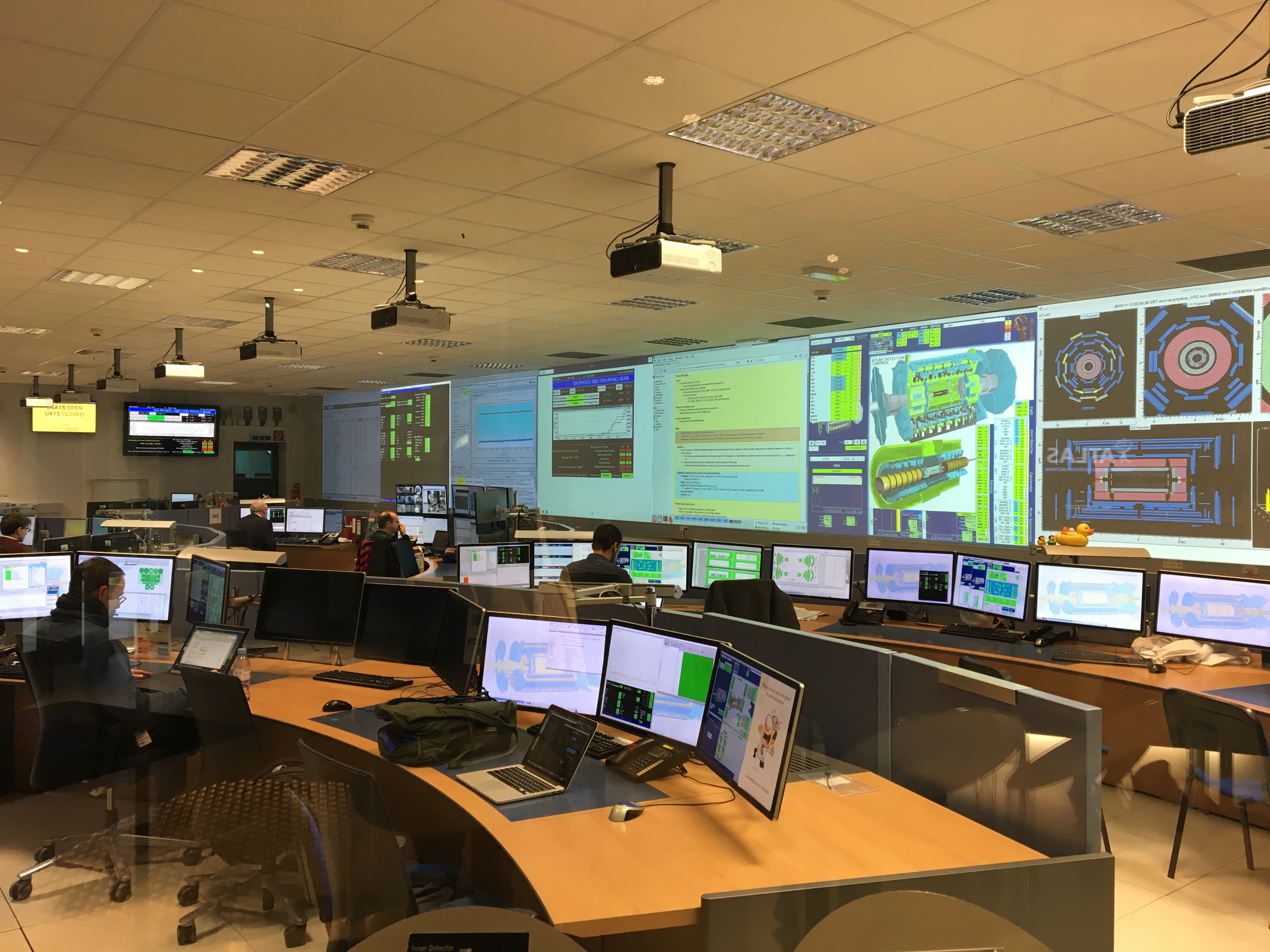 无人叉车沿着自主设定路径精准穿梭