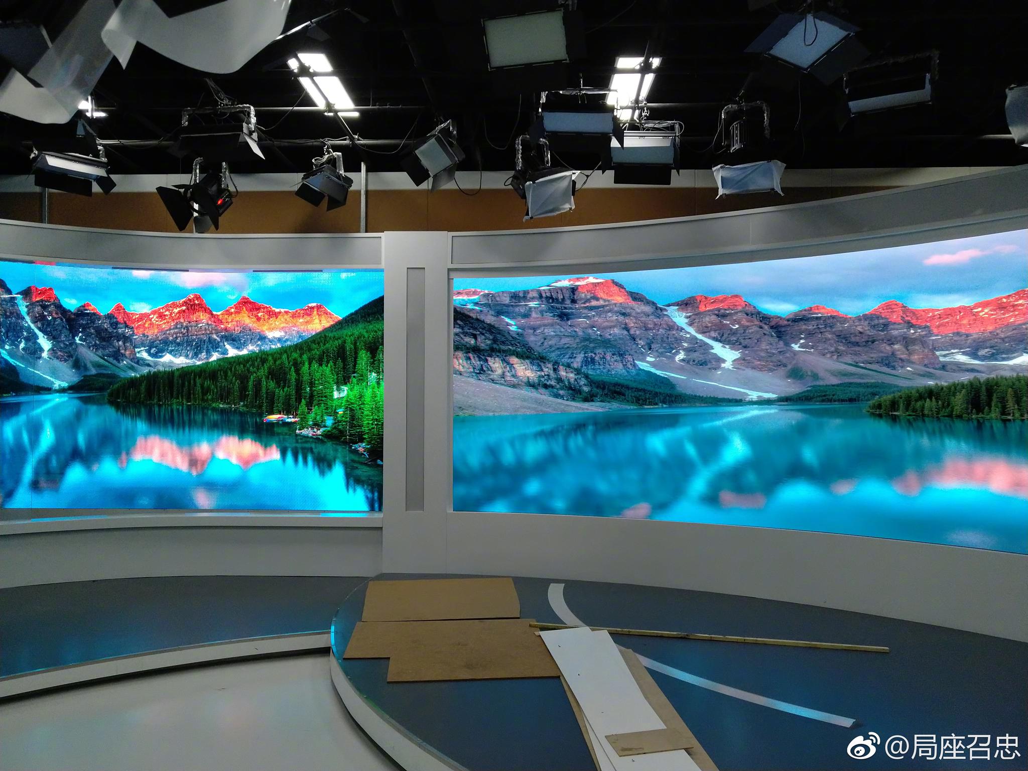 营造出万马奔腾的舞台效果