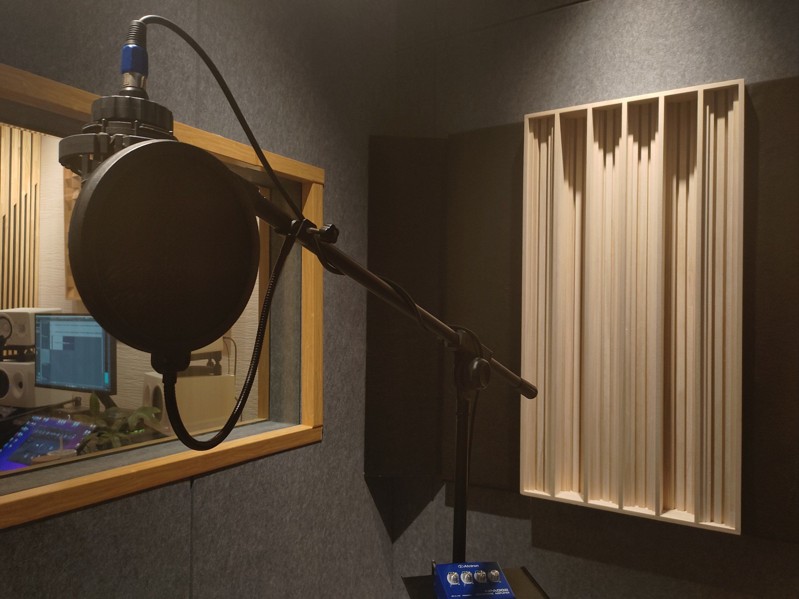 座椅面料采用顶级半苯胺真皮包覆