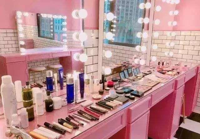 照出了我们看待女性公众人物时