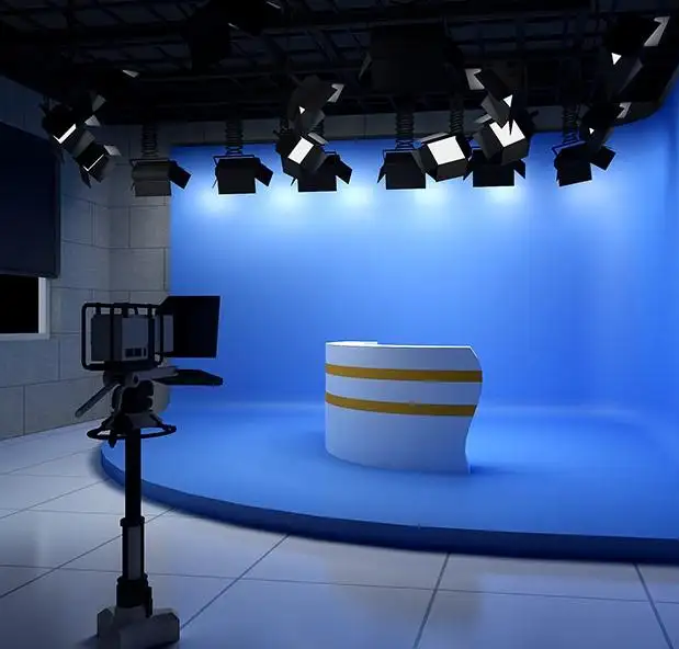 摊主们热情地向游客介绍产品特色