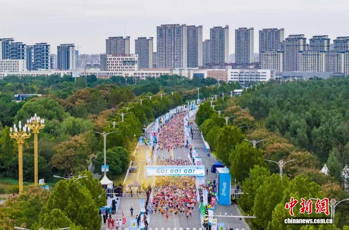 2025江苏泗洪马拉松开跑 6000跑者共赴湿地生态之