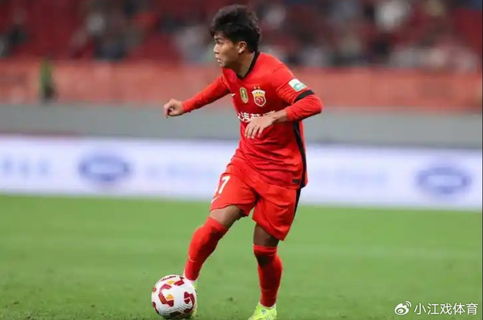 国足集训名单12名中场成战术核心，邵佳一布局中