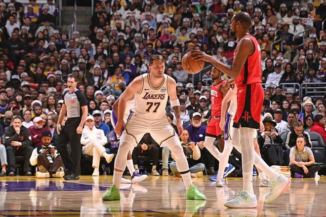 NBA65场规则引发争议 库里詹姆斯无缘奖项评选