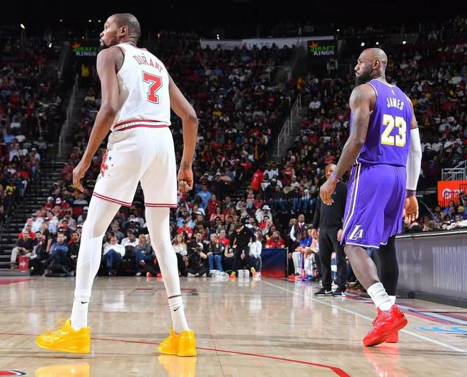 NBA65场规则引发争议 库里詹姆斯无缘奖项评选