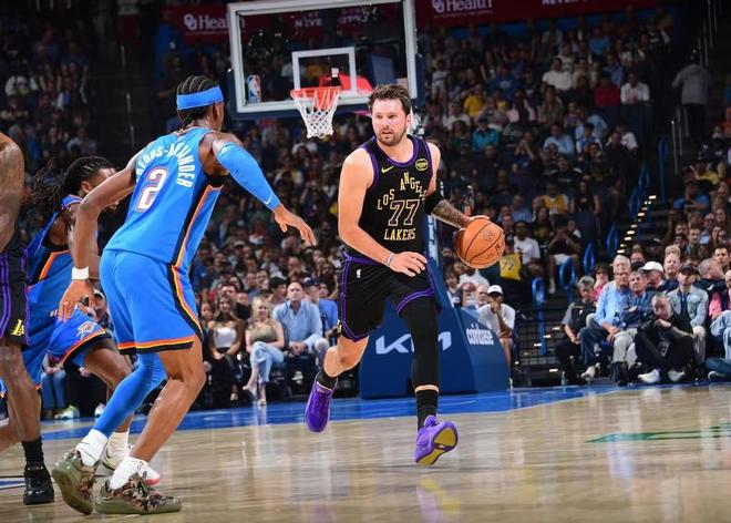 NBA65场规则引发争议 库里詹姆斯无缘奖项评选