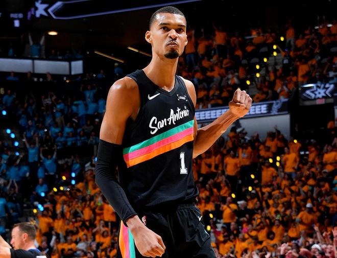 文班亚马季后赛首秀35分创纪录 马刺大胜开拓者