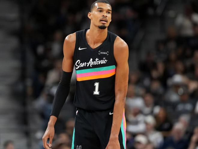 文班亚马季后赛首秀35分创纪录 马刺大胜开拓者