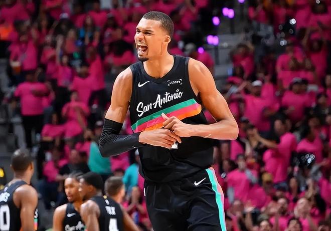 文班亚马季后赛首秀35分创纪录 马刺大胜开拓者