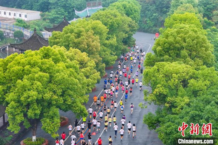 重庆历史最悠久马拉松起跑：选手以接力形式携