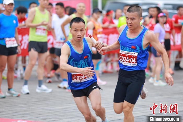 重庆历史最悠久马拉松起跑：选手以接力形式携