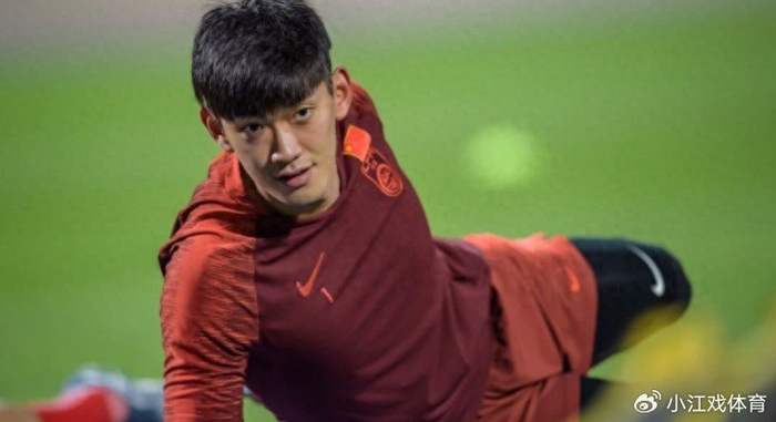 青岛西海岸惨败成都蓉城 刘世博失误成主因 球迷