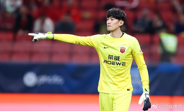 青岛西海岸惨败成都蓉城 刘世博失误成主因 球迷