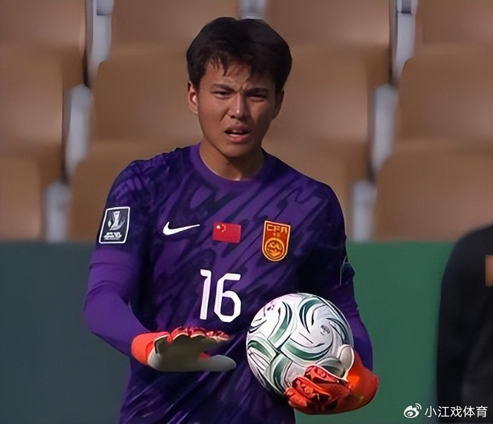 青岛西海岸惨败成都蓉城 刘世博失误成主因 球迷