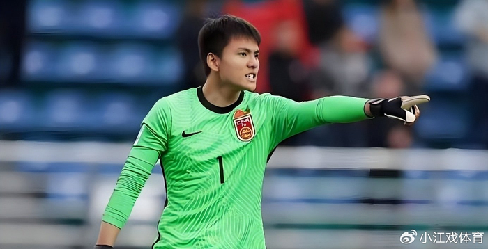 青岛西海岸惨败成都蓉城 刘世博失误成主因 球迷